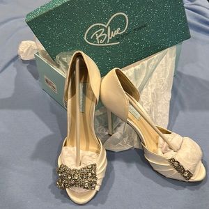 Blue by Betsy Johnson ivory Satin Wedding Shoes Size 8